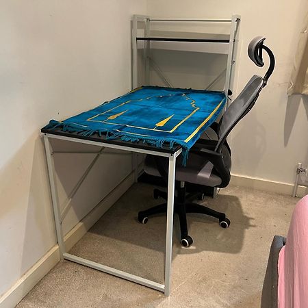 London Holiday Home Newly Refurbished - Entire 4 Bedroom Private House With Kitchen, Living Room & Private Garden - 1 Cape House London, Within 30 Mins From Central London, London Bridge & Canary Wharf Exterior foto