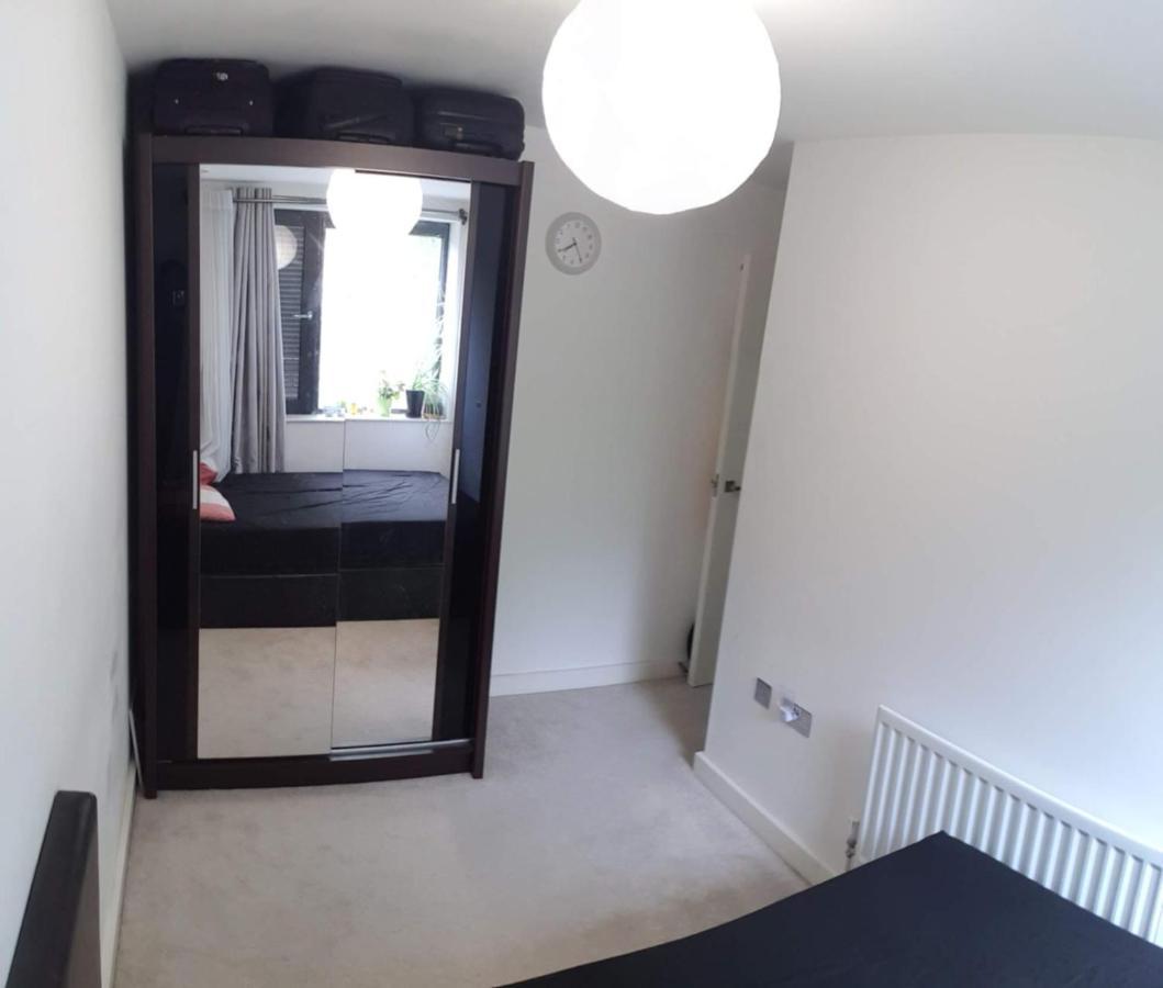 London Holiday Home Newly Refurbished - Entire 4 Bedroom Private House With Kitchen, Living Room & Private Garden - 1 Cape House London, Within 30 Mins From Central London, London Bridge & Canary Wharf Exterior foto