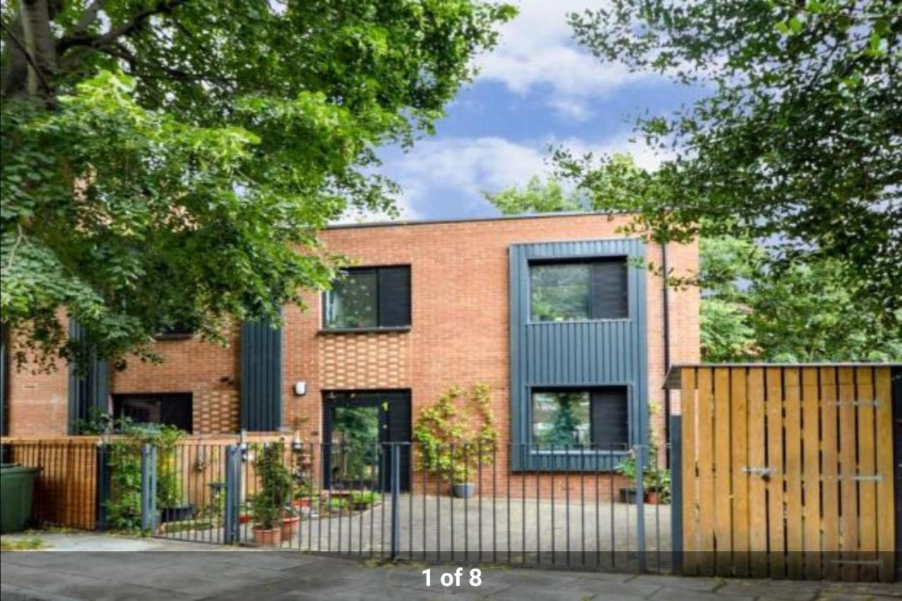 London Holiday Home Newly Refurbished - Entire 4 Bedroom Private House With Kitchen, Living Room & Private Garden - 1 Cape House London, Within 30 Mins From Central London, London Bridge & Canary Wharf Exterior foto