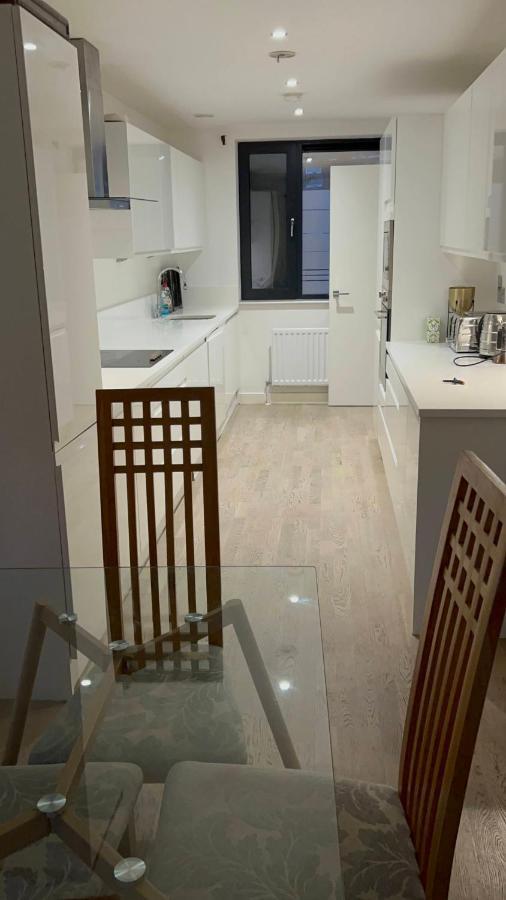 London Holiday Home Newly Refurbished - Entire 4 Bedroom Private House With Kitchen, Living Room & Private Garden - 1 Cape House London, Within 30 Mins From Central London, London Bridge & Canary Wharf Exterior foto