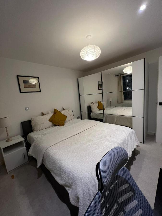 London Holiday Home Newly Refurbished - Entire 4 Bedroom Private House With Kitchen, Living Room & Private Garden - 1 Cape House London, Within 30 Mins From Central London, London Bridge & Canary Wharf Exterior foto