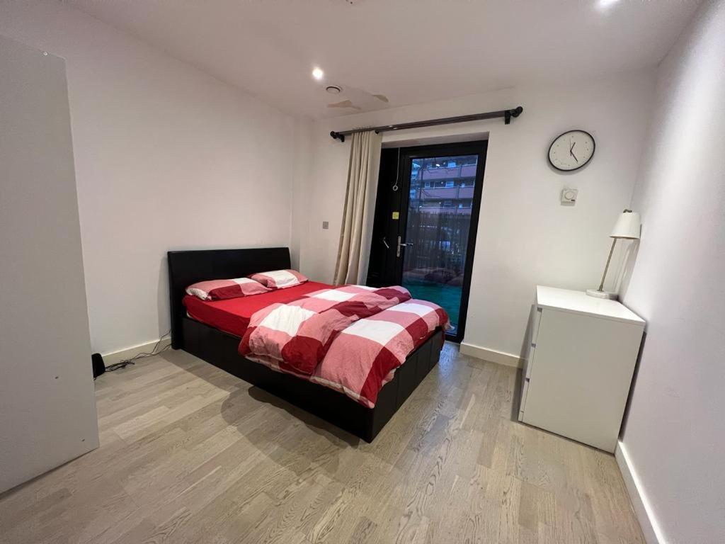 London Holiday Home Newly Refurbished - Entire 4 Bedroom Private House With Kitchen, Living Room & Private Garden - 1 Cape House London, Within 30 Mins From Central London, London Bridge & Canary Wharf Exterior foto